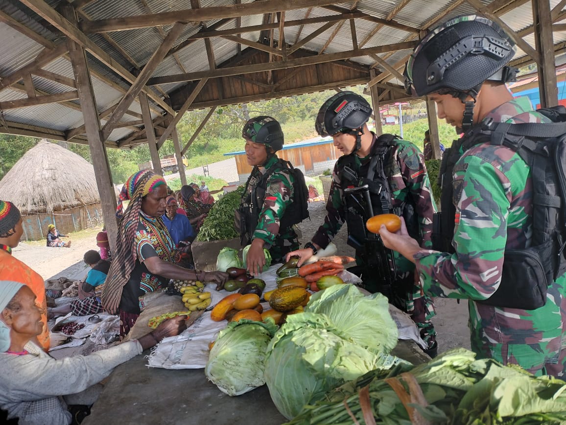 Satgas Yonif Raider 142/KJ Borong Hasil Kebun Mama Papua