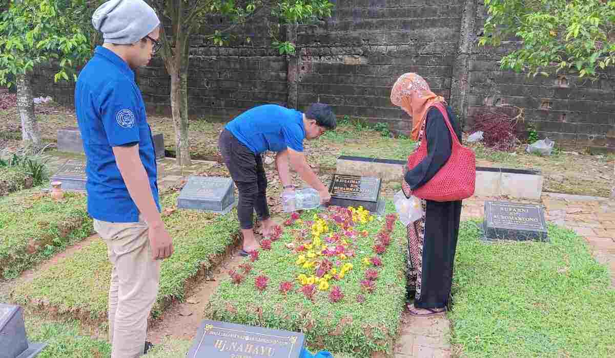 Jelang Lebaran 2024, Warga Palembang Ziarahi Makam Keluarganya