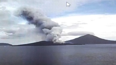 Gunung Anak Krakatau Semburkan Abu Setinggi 100 Meter