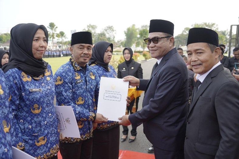 Lantik Ribuan ASN di Halaman Rumah Dinas, Bupati Muba Berikan Pesan Begini