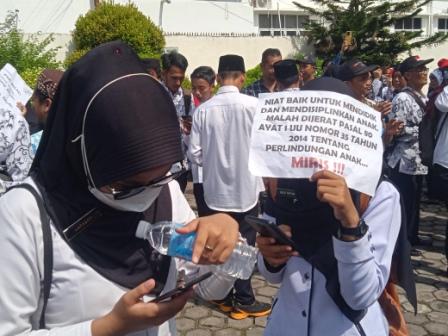 Ribuan Guru di Musirawas 'Kepung' Kantor PN Lubuklinggau! Bertepatan Hardiknas, Ini Penyebabnya 