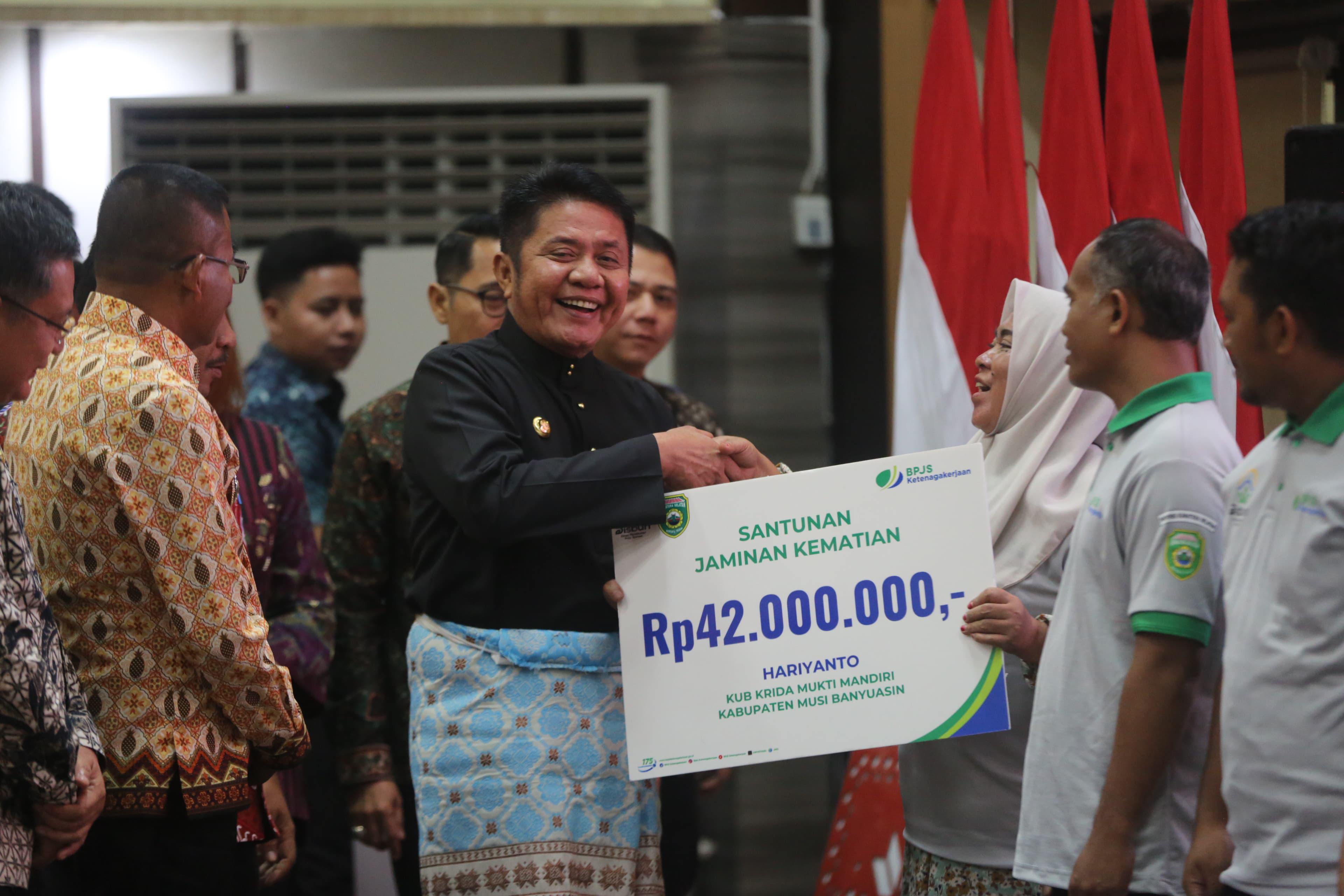 Herman Deru Serahkan Santunan Jaminan Kematian BPJS Ketenagakerjaan kepada Petani Sawit di Sumsel