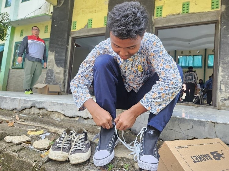 PHE ONWJ Bagikan 1.500 Sepatu Bagi Pelajar SD dan SMP di Indramayu