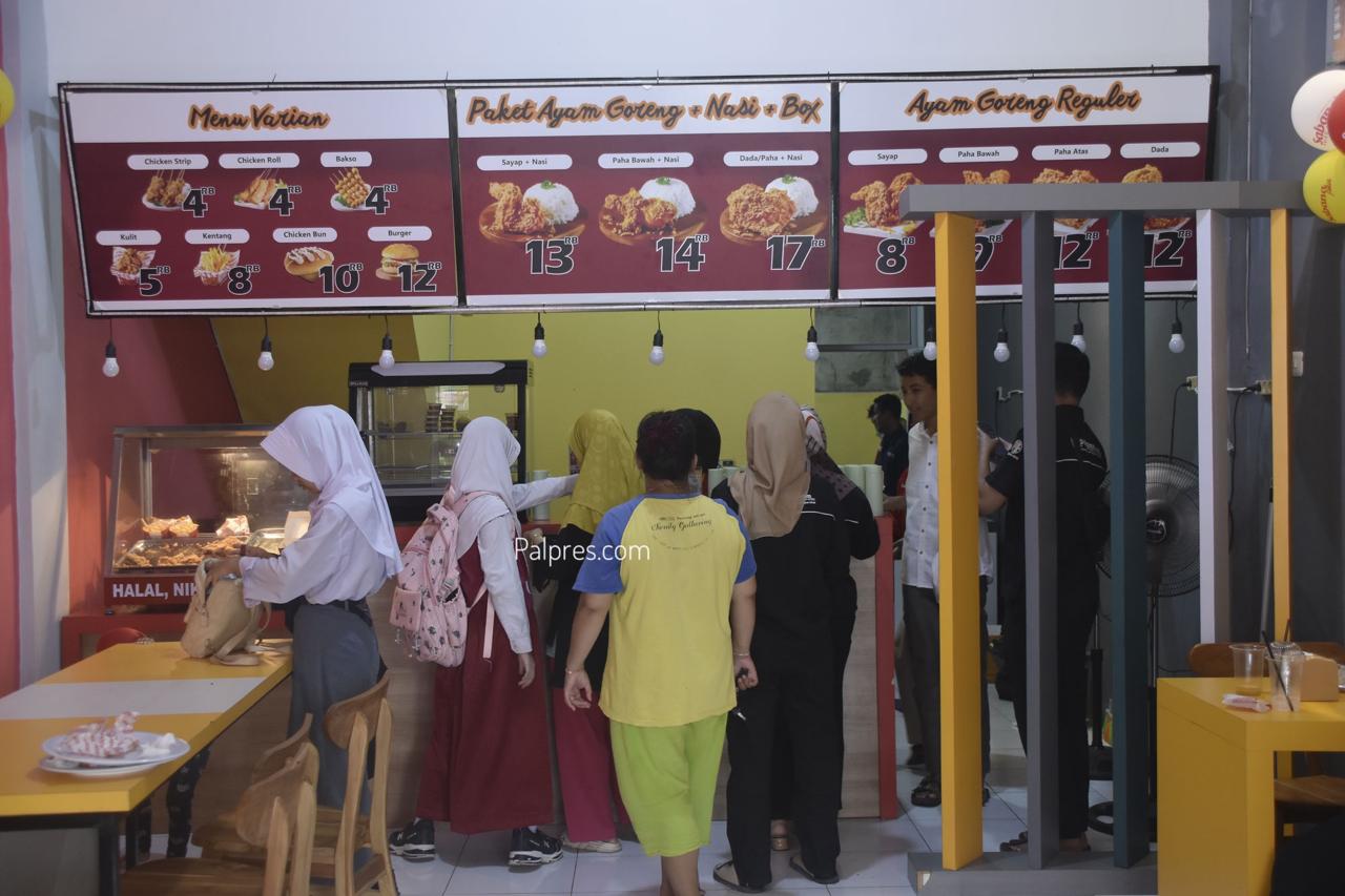 Nikmatnya Ayam Sabana Fried Chicken Talang Kelapa, Halal, Bergizi, Harga Mulai Rp4 Ribu!