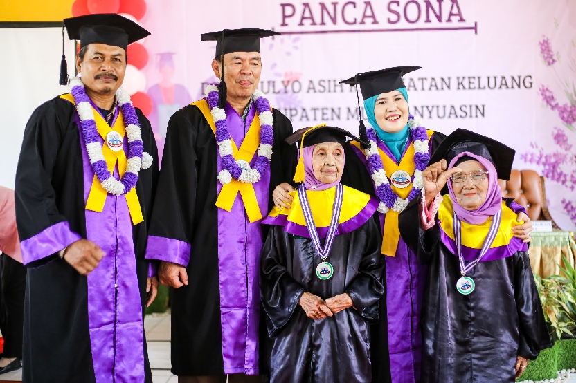 Unik! Sekolah di Muba Ini Wisuda Puluhan Mahasiswa Berusia Lanjut