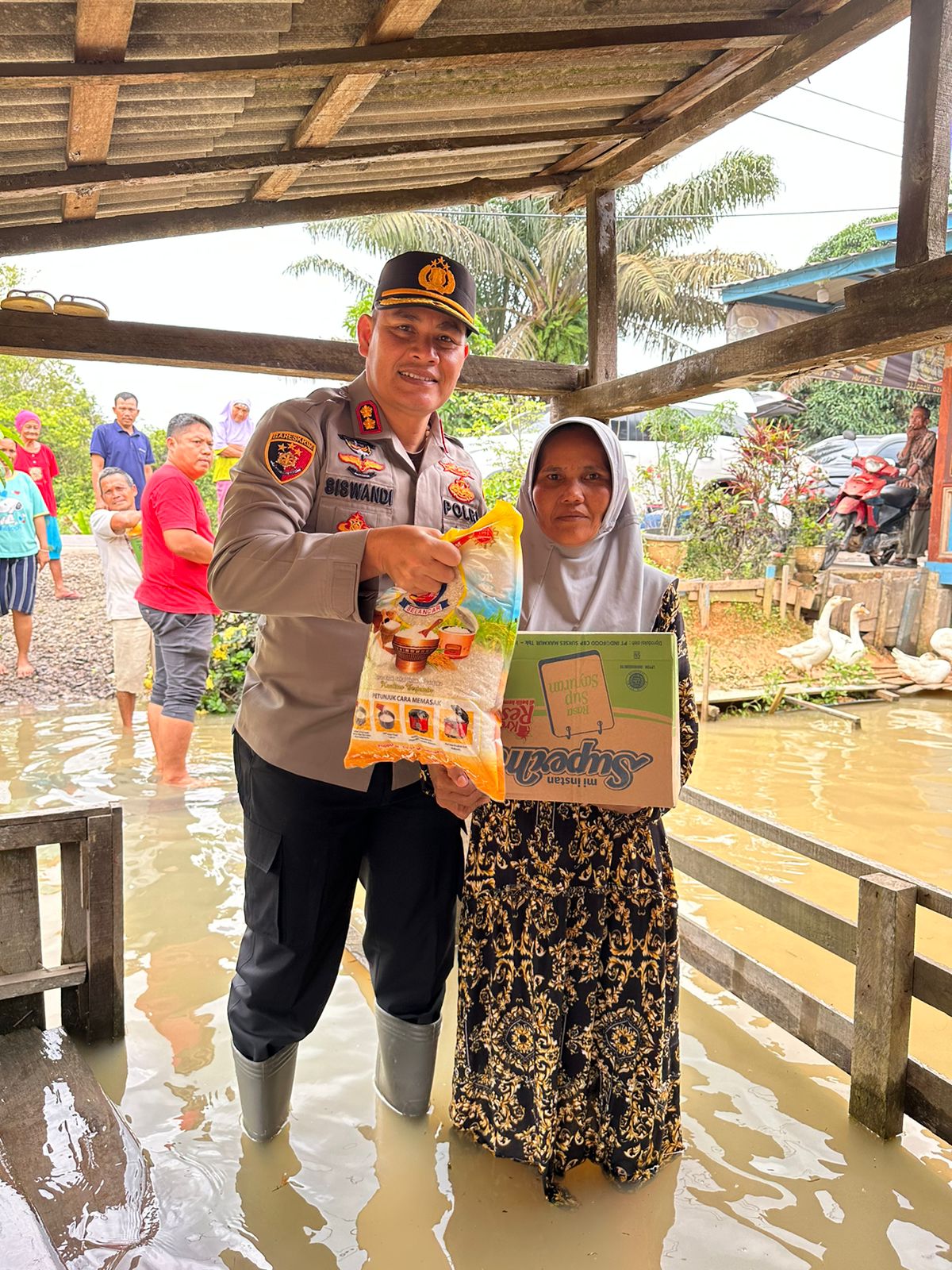 Sambangi Warga Terdampak Banjir, Kapolres Muba Salurkan Bantuan Sembako