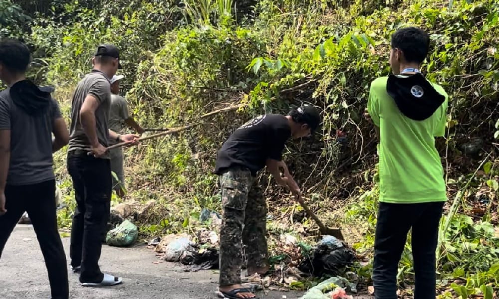 Fokus Pengabdian Mahasiswa KKN UIN Raden Fatah Palembang Bantu Masyarakat Dalam Membersihkan Jalan