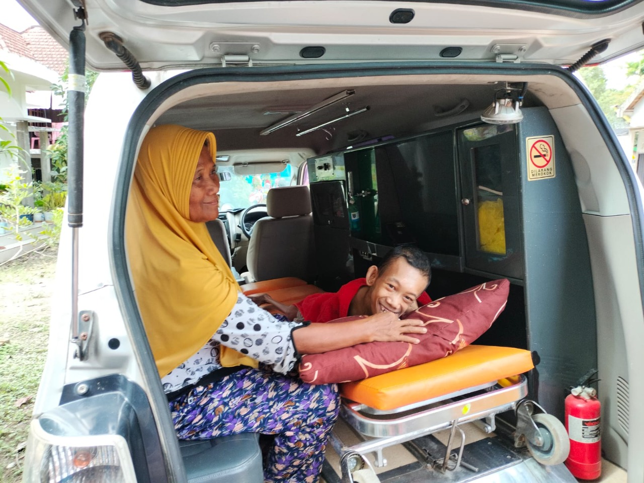  Kemensos dan Pemkab OKI Bantu Pengobatan Kakak Beradik Penyandang Disabilitas di SP Padang