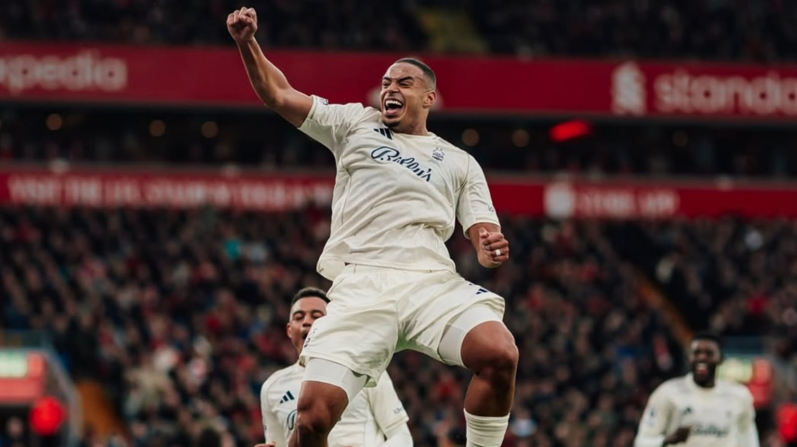 Penderitaan Arne Slot Berlanjut Nottingham Forest Mengamuk Liverpool Kalah Telak di Kandang