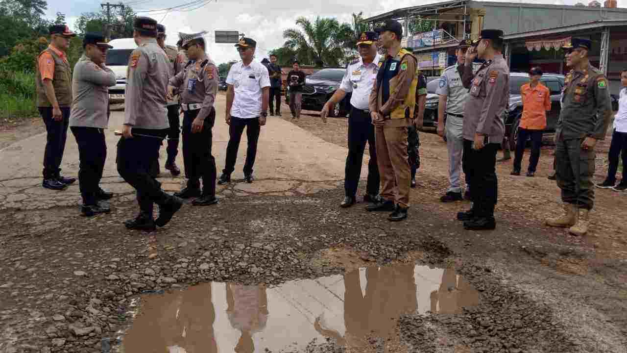 Bupati HM Toha Minta Percepatan Perbaikan Jalan Penghubung Muba dan Mura