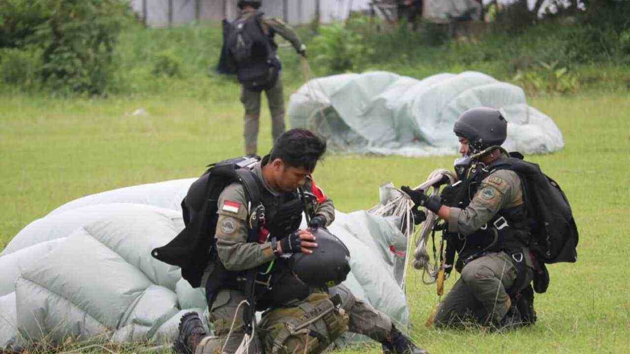 GARANG! Kopasgat Unjuk Kebolehan Terjun Militer HAHO