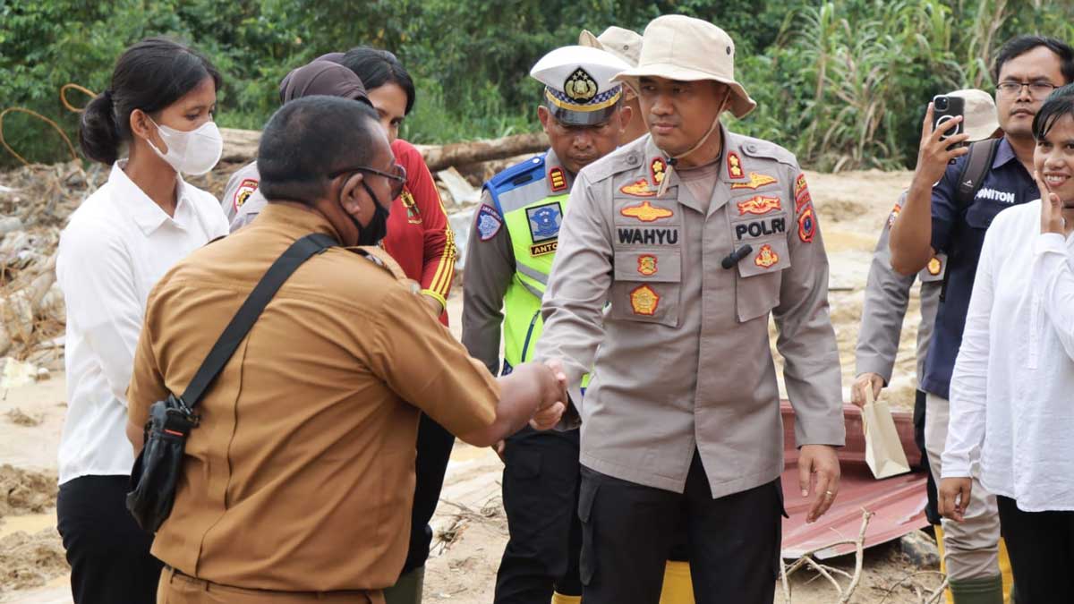 Polwan Tapteng Lupakan Selamatkan Harta Demi Evakuasi Tetangga dari Longsor