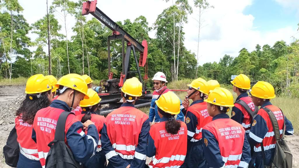 Kunjungi Lapangan Pertamina EP Papua Field, Puluhan Pelajar SMKN 1 Sorong Dapat Ilmu Perminyakan