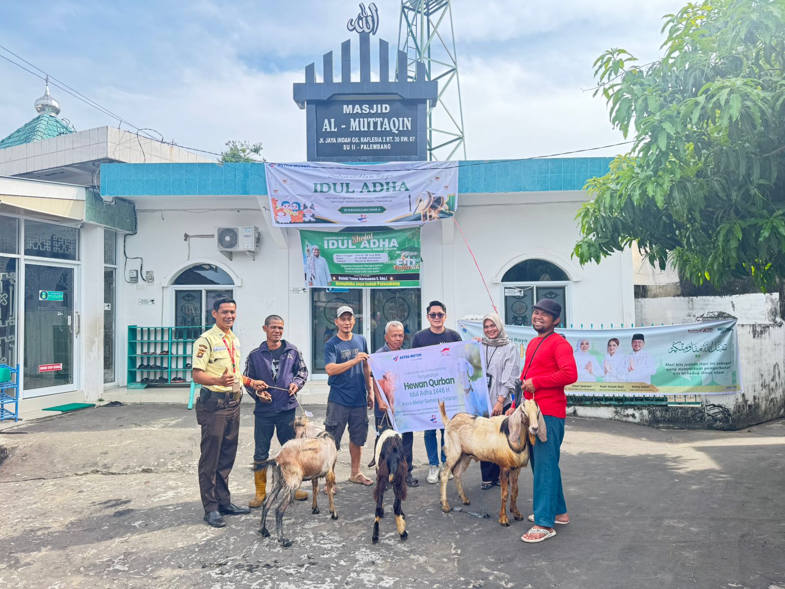 Astra Motor Sumsel Salurkan Hewan Kurban untuk Warga Sekitar Main Dealer 