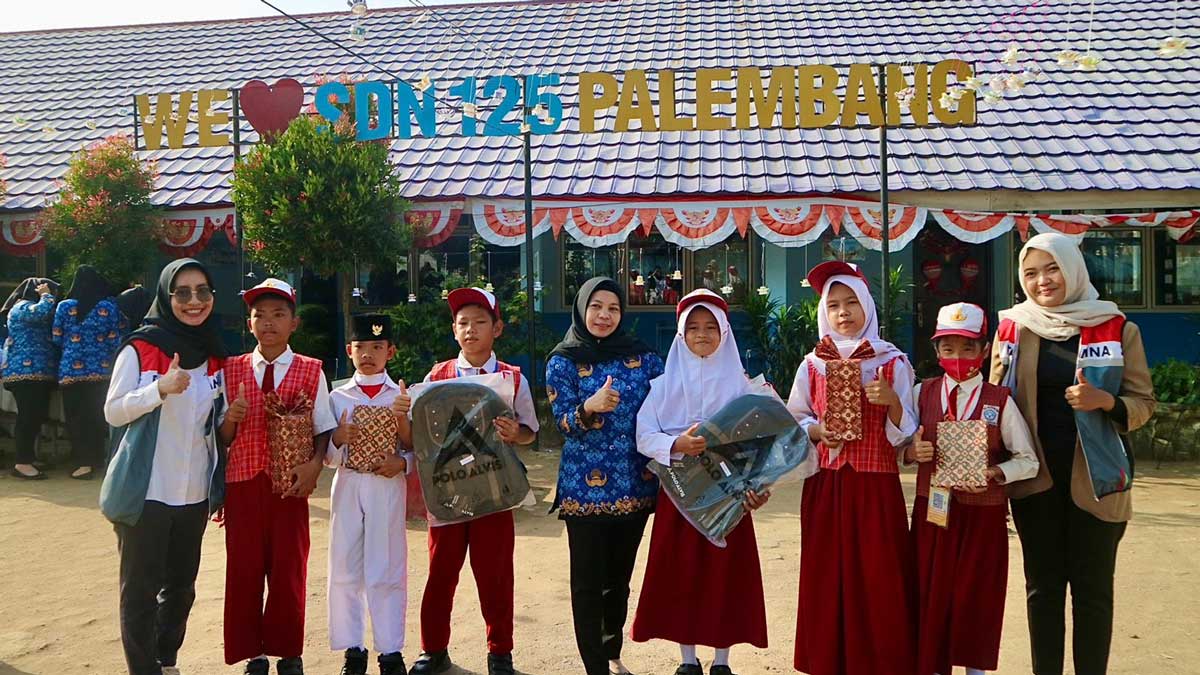 Semarak HUT RI ke-80, Pertamina Bagikan Peralatan Sekolah untuk Anak SD di Palembang