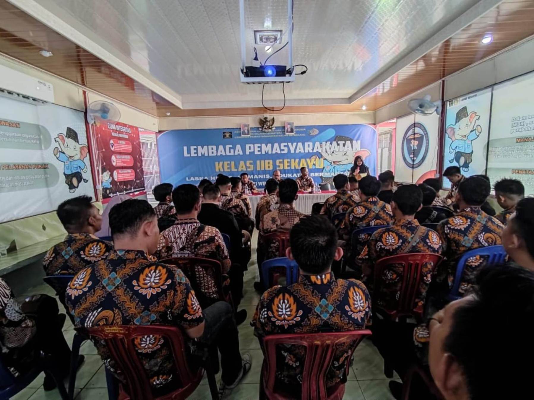 Rapat Dinas Internal Seluruh Staf dan Petugas Keamanan, Kalapas Sekayu Beri Pengarahan Begini