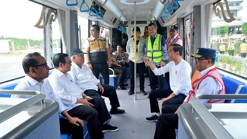 Telan Dana Rp74 Miliar per Unit, Jokowi Jajal Trem Otonom Keliling di Ibu Kota Nusantara, Cocok Buat Kota Lain