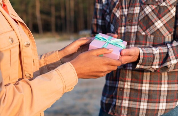 7 Zodiak yang Senang Memberi Orang Lain Hadiah, Adakah Zodiakmu Disini?