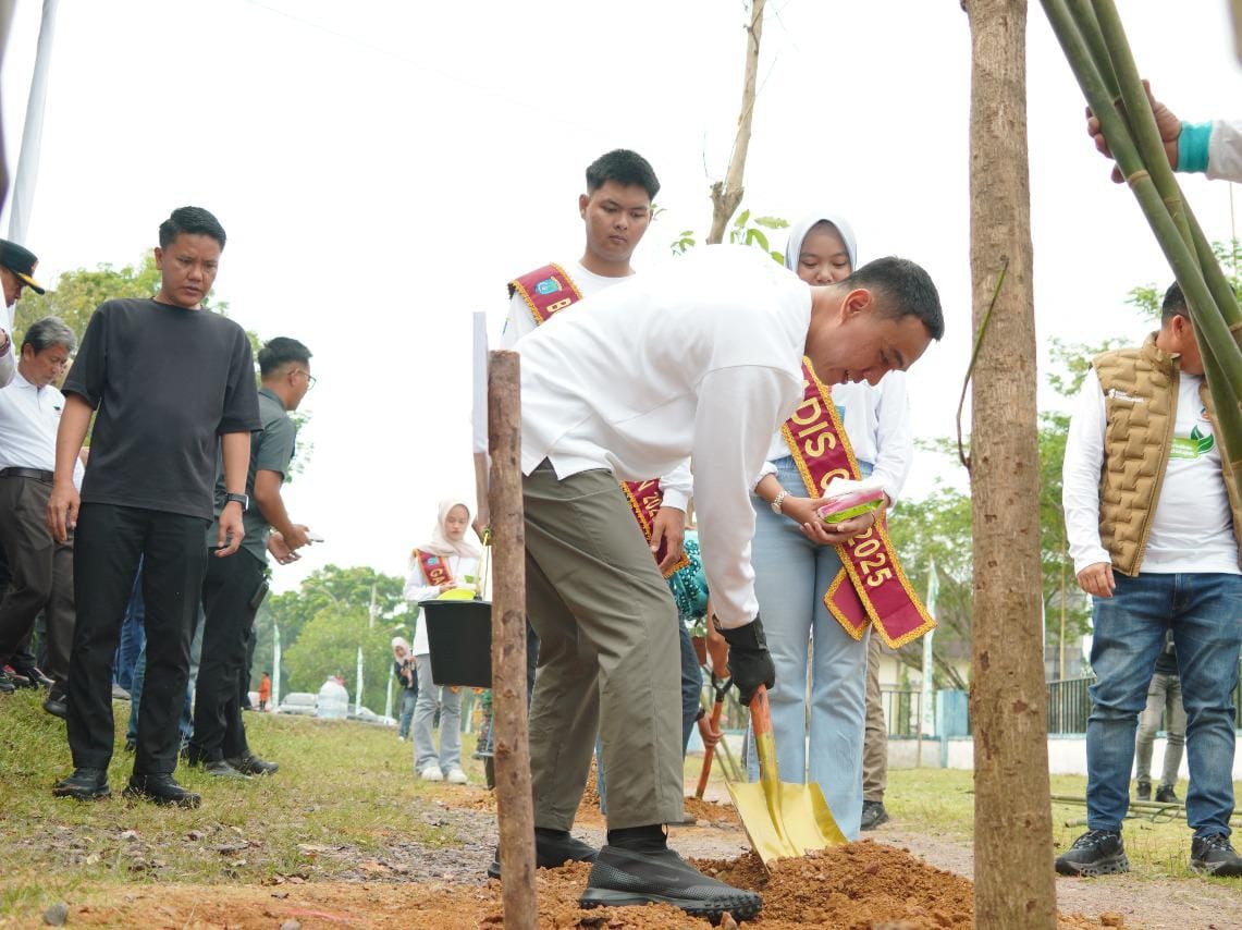 OKI Tanam 300 Pohon Tabebuya, Bupati Muchendi Ajak Masyarakat Jaga Keseimbangan Lingkungan