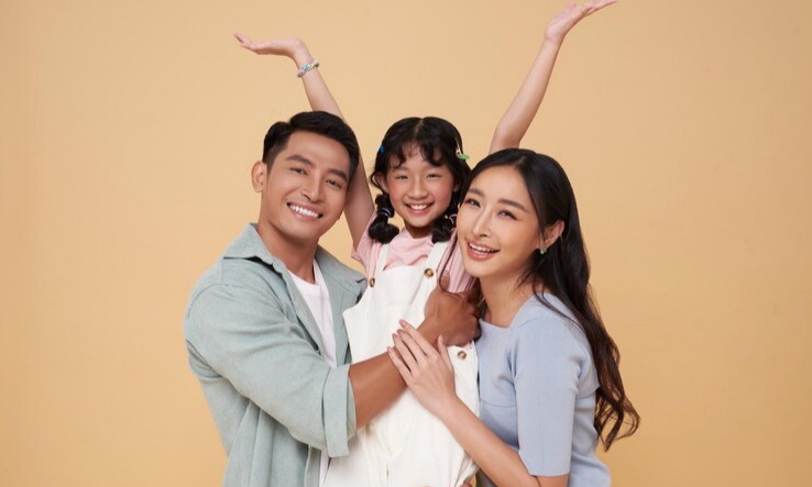 8 Referensi Pose Foto Bareng Keluarga yang Dijamin Candid dan Gak Mati Gaya! Cocok untuk Foto Studio