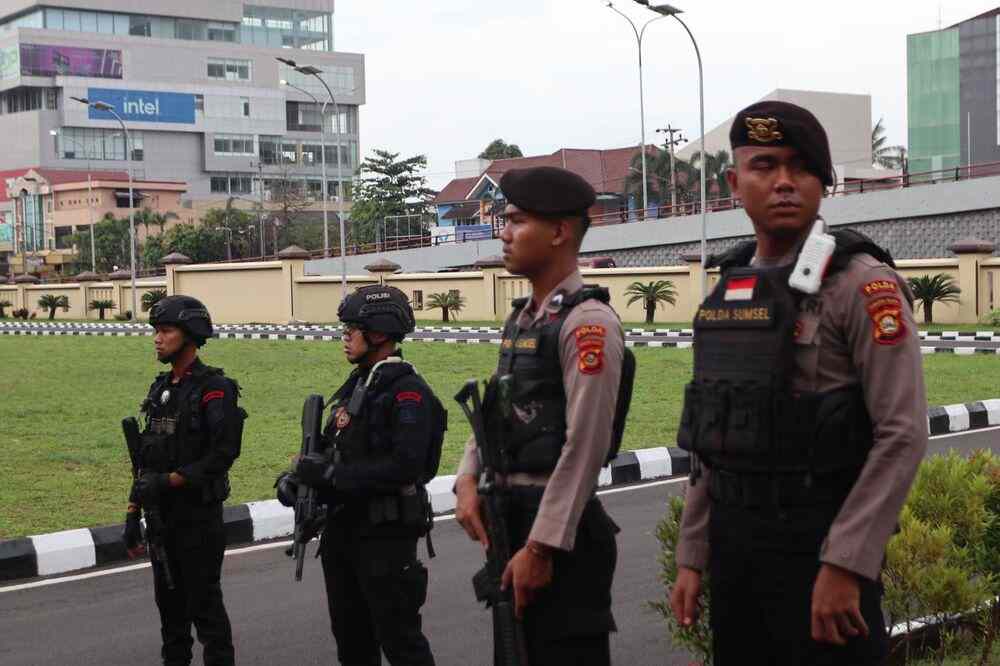 Personel Polda Sumsel Kawal Ribuan Masyarakat Salat Idul Fitri