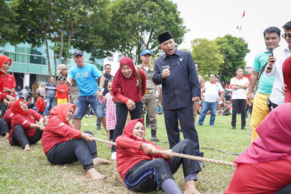 Keseruan Lomba HUT RI ke 78 di Halaman Kantor Bupati Muba, Ini yang Dilakukan Pj Bupati