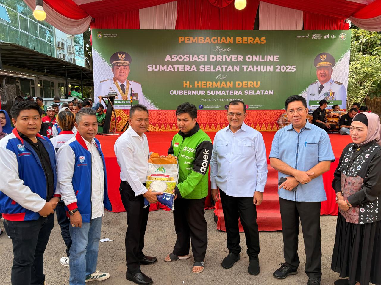 Kolaborasi Bank Sumsel Babel dan Pemprov Sumsel Salurkan Beras ke Driver Online 