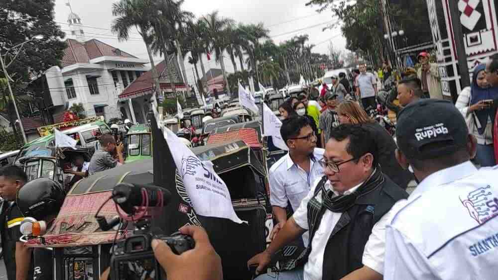 Ekspedisi Geopark Kaldera Toba Disambut Puluhan Becak BSA Siantar