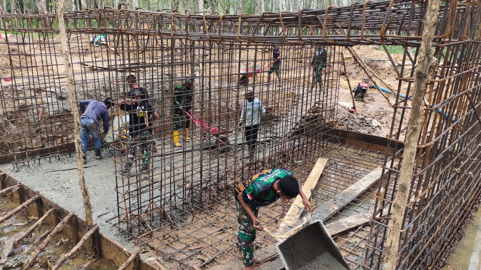  Warga dan TNI Kebut Pengerjaan Box Culvert di Desa Cahya Bumi
