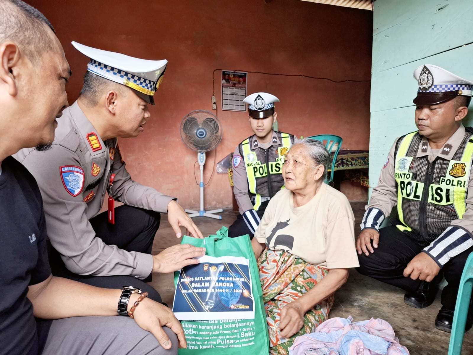Satlantas Polres Musi Rawas Berikan Bansos ke Warga Membutuhkan Uluran Tangan