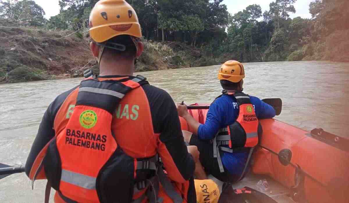 Hanyut 3 Km, Kakek Ini Ditemukan Tim SAR Gabungan Tersangkut Ranting Pohon di Pinggir Sungai