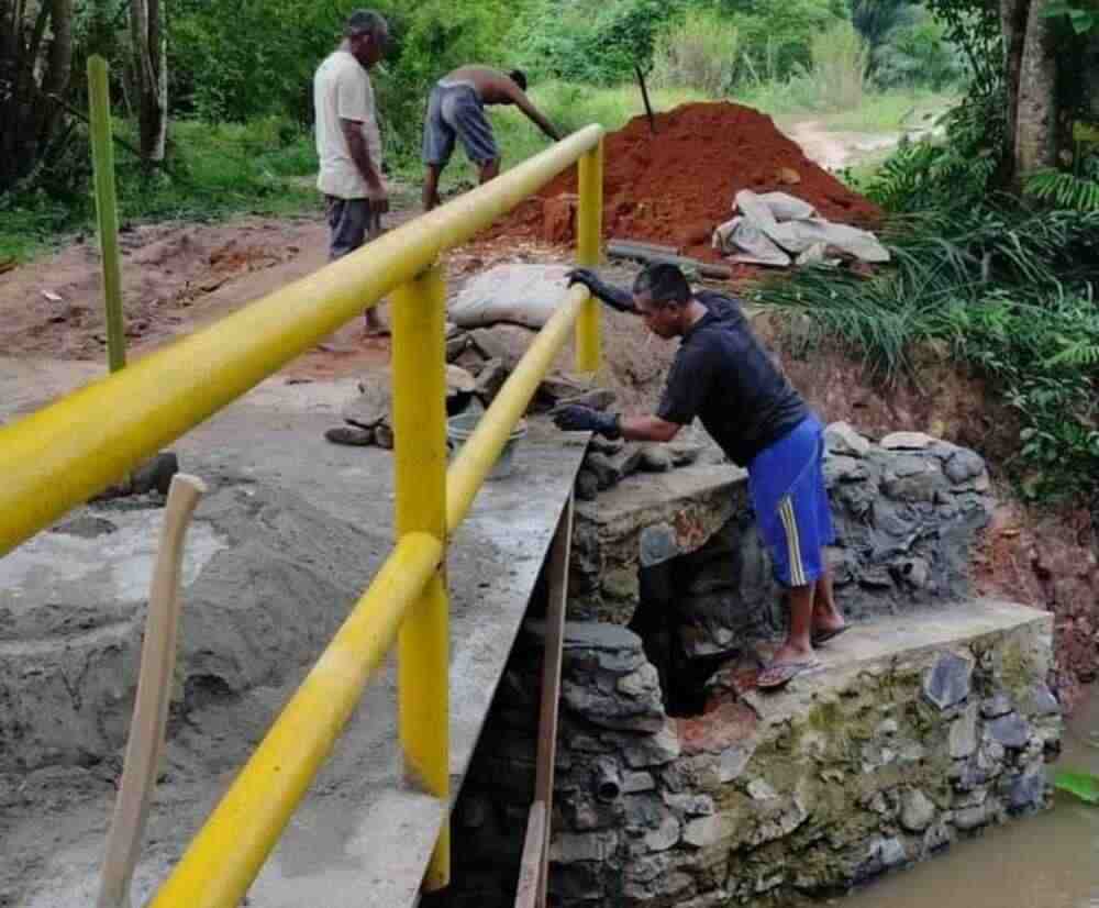 Miris! Jembatan di Tanjung Raja Ini Baru, Tapi Kok Terancam Ambruk   