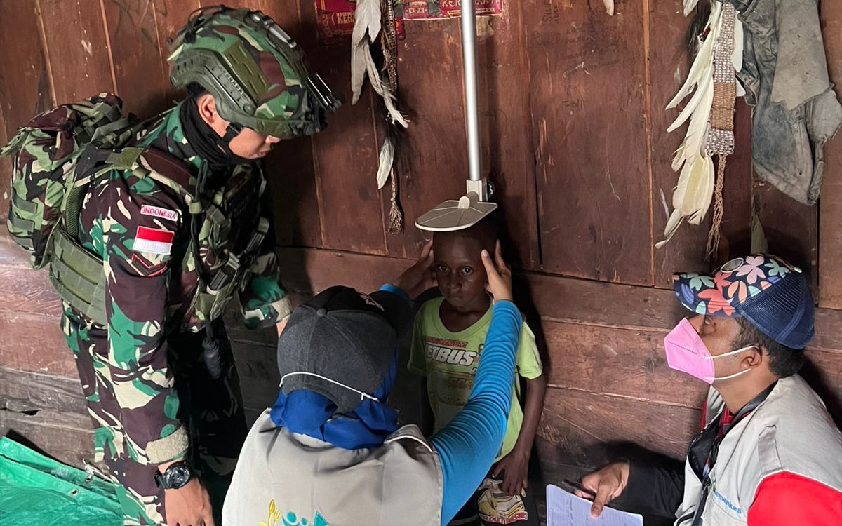 Jemput Bola, Anggota Satgas Yonif 141/AYJP dan Petugas Puskesmas Beri Layanan Kesehatan Masyarakat Pedalaman