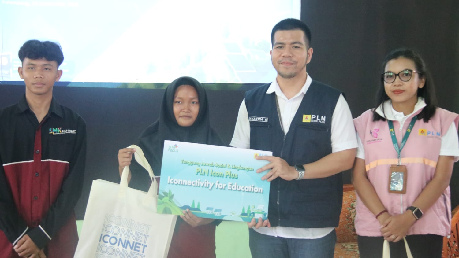 Dukung Dunia Pendidikan, PLN Icon Plus Beri Apresiasi kepada Siswa Berprestasi SMK Mandiri Palembang