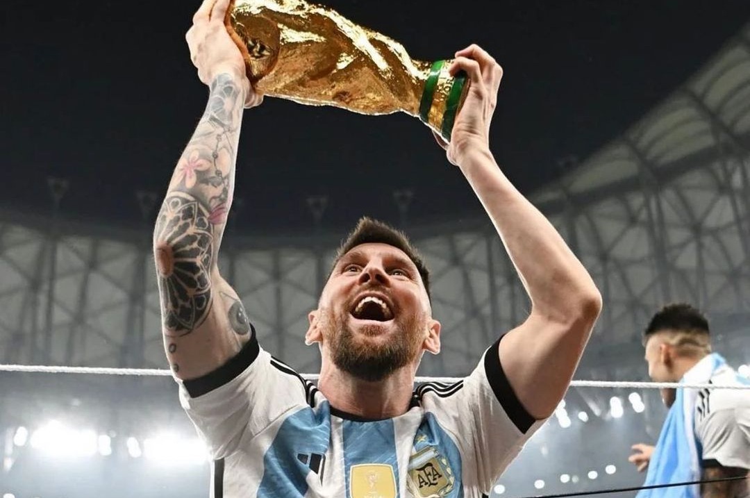 Astaga! Lionel Messi Angkat Trofi Piala Dunia Palsu Saat Perayaan di Stadion, Kok Bisa?