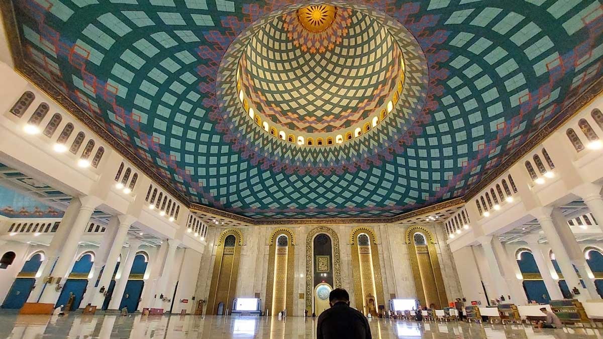 Masjid Megah di Surabaya Ini Miliki Menara Setinggi 99 Meter, Lambangkan Asmaul Husna