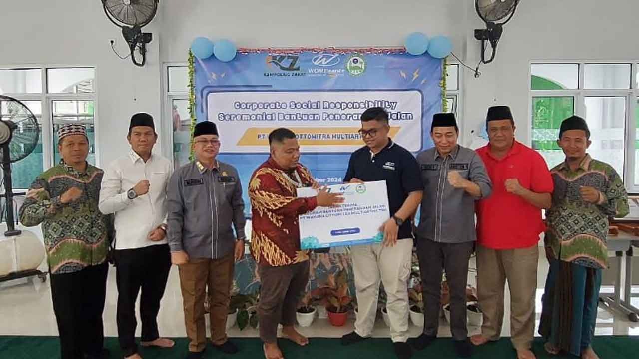 WOM Finance Salurkan CSR, Bantu Penerangan Jalan untuk Masyarakat Indralaya