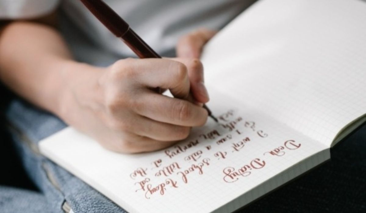 4 Manfaat Menulis Buku Diary, Bisa Jadi Teman Curhat Lho