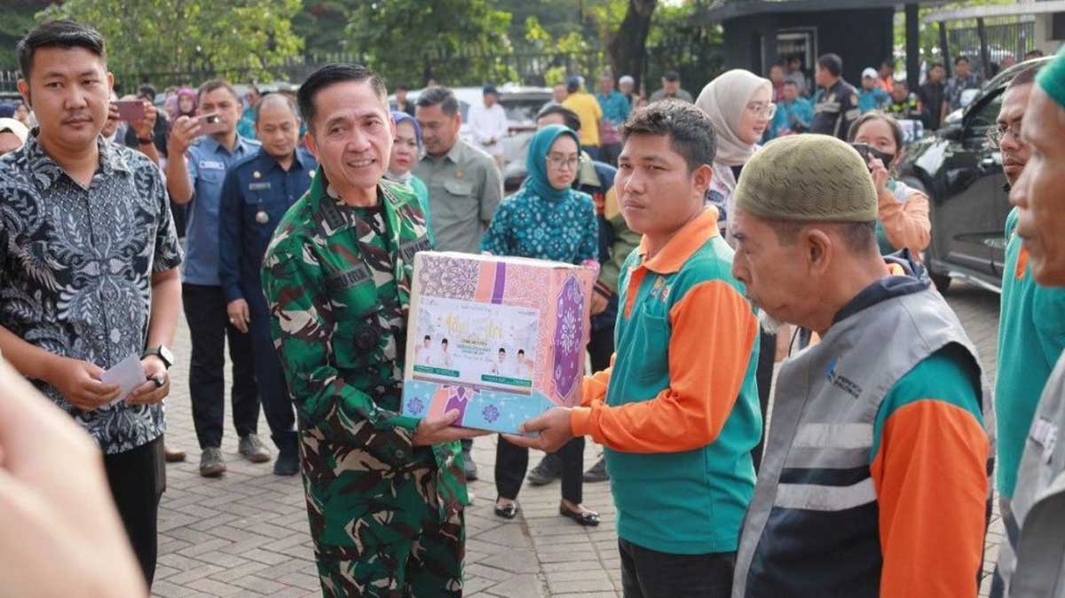 Ratu Dewa Salurkan 511 Paket Sembako di Palembang, Peduli PHL Perkimtan