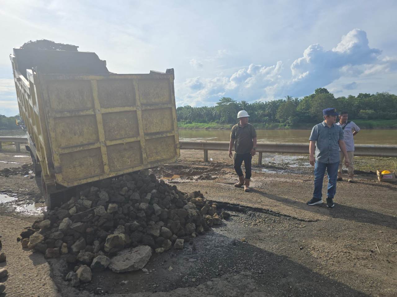 Camat Babat Toman Bersama Warga Perbaiki Jalan Negara di Desa Sugiwaras