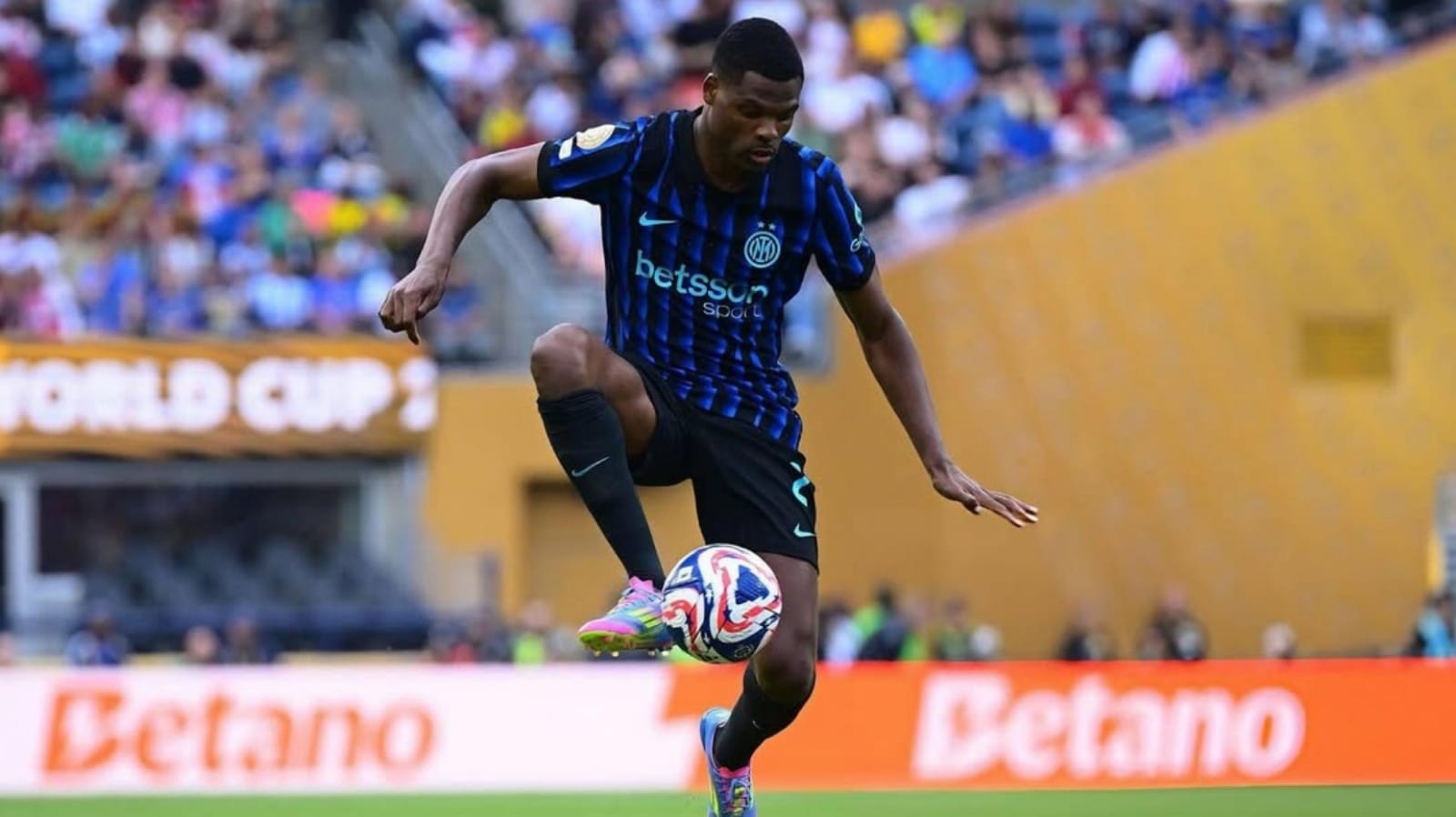 Spekulasi Transfer Denzel Dumfries ke Barcelona dan Manchester City