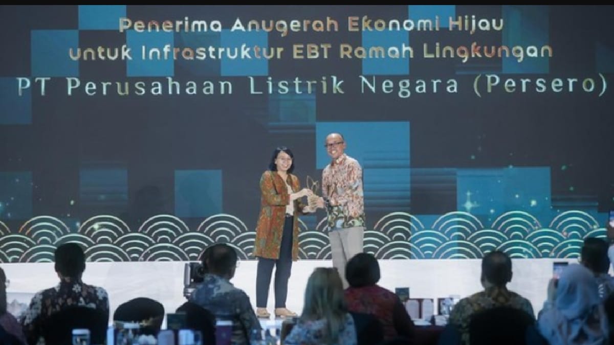 PLN Dapatkan Anugrah Penghargaan Sebagai Perusahaan Yang Terus Mendukung Ekonomi Hijau 