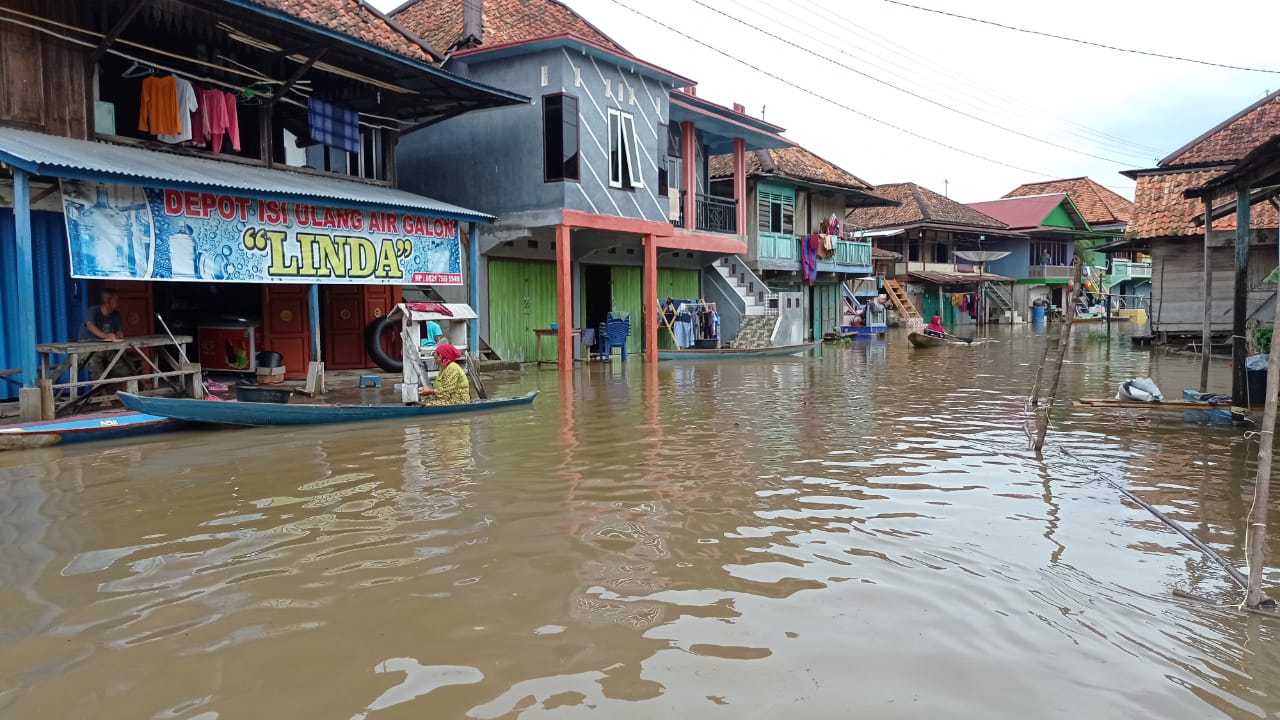2 Kecamatan di Muratara Terendam Banjir, Warga Tetap Beraktifitas Pakai Biduk