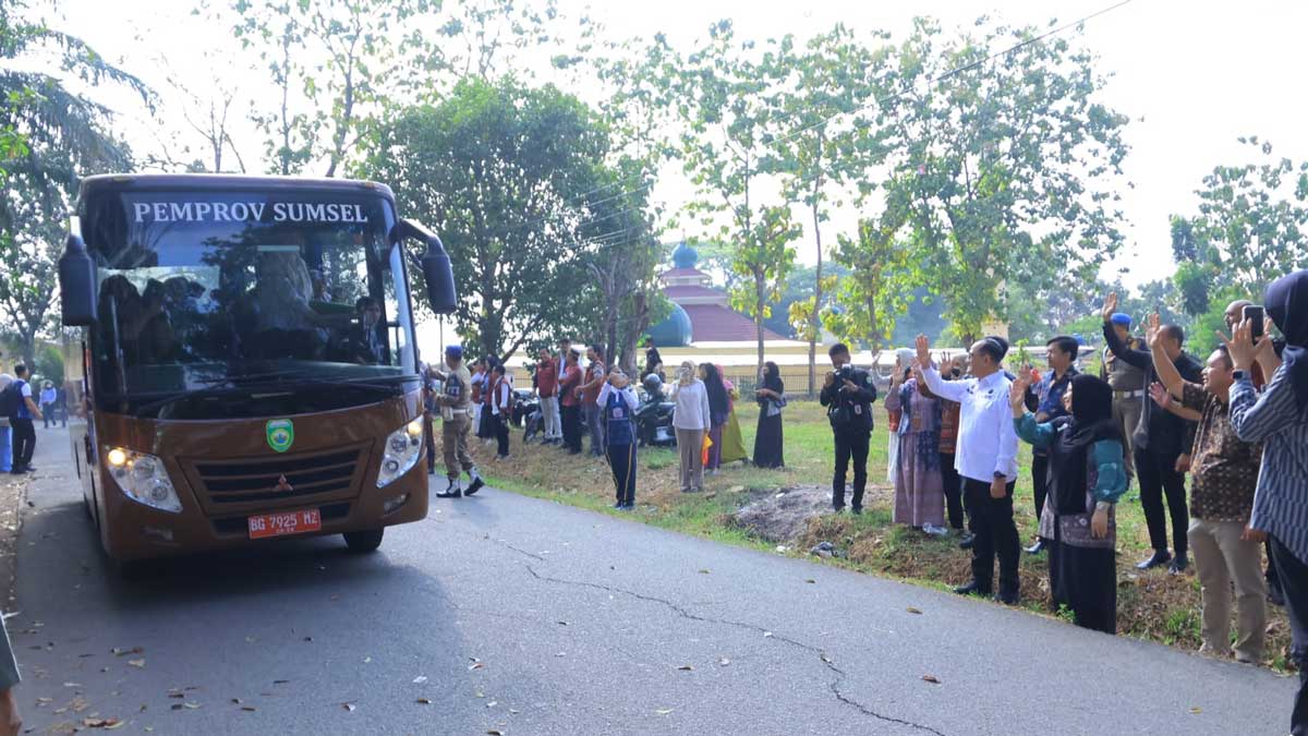 Sekda Sumsel Edward Candra Lepas Rombongan Siswa ke Sekolah Rakyat Permanen OKI