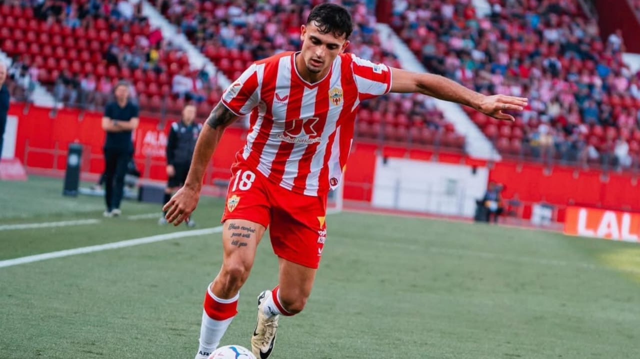 Milan Mempercepat Perburuan Bek Kanan Almeria, Juventus Ikut Terlibat