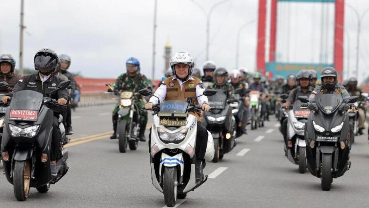 Pj Gubernur Sumsel Agus Fatoni Tinjau 4 TPS di Kota Palembang, Kendarai Sepeda Motor