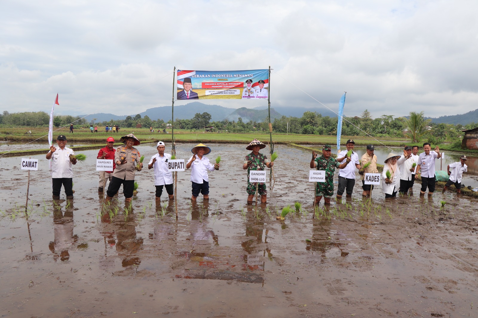 Kapolres Musi Rawas Hadiri Gerakan Indonesia Menanam dan Tanam Padi di Desa G1 Mataram 