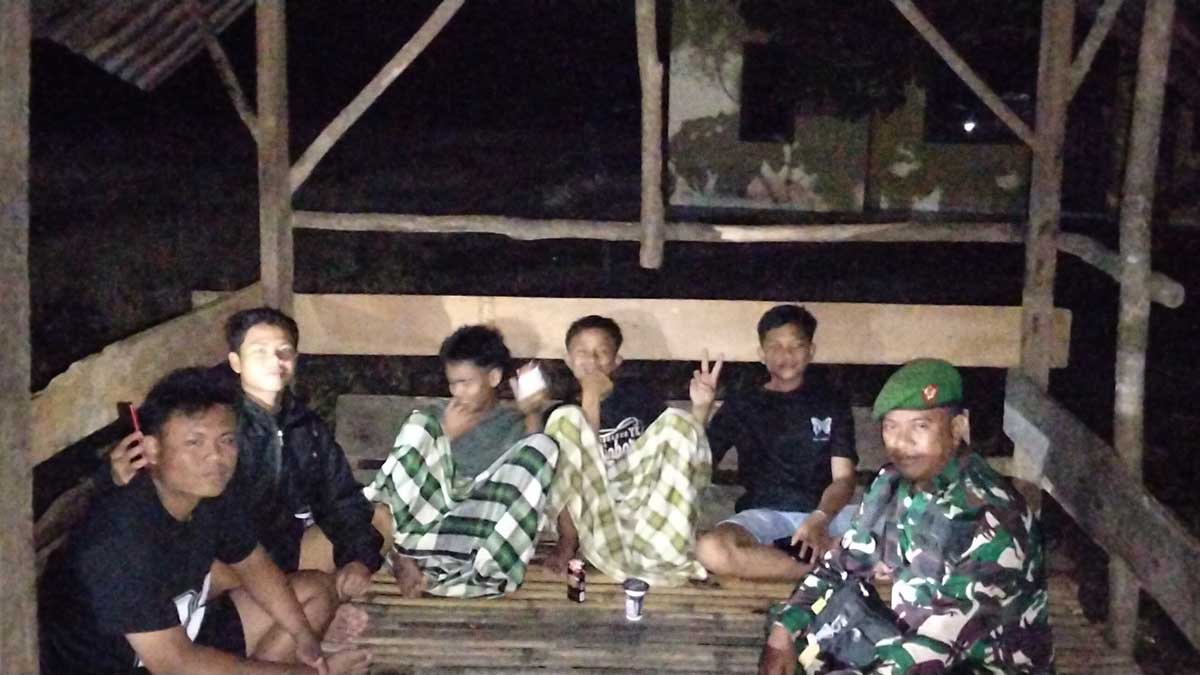 TNI Membaur: Potret Hangat Babinsa Pulau Pinang Jaga Kampung di Malam Ramadan