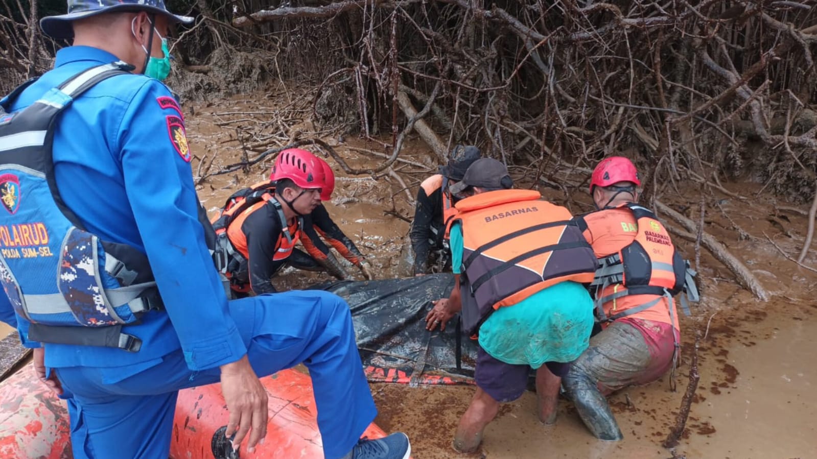 Tenggelam di Sungai Dawas Muba, Penambang Minyak Ilegal Ditemukan Tim SAR Gabungan