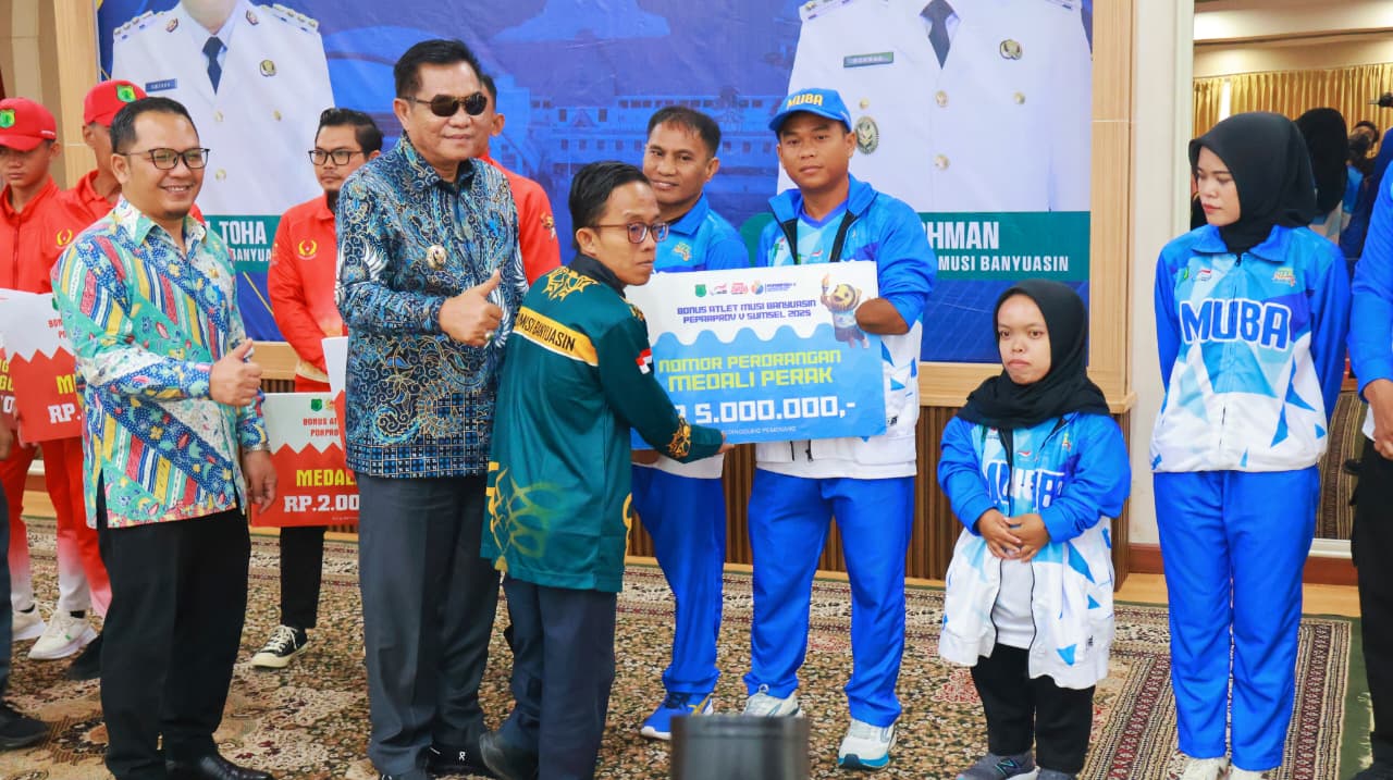 Bupati Muba Serahkan Langsung Bonus bagi Atlet Porprov dan Peparprov